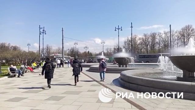 В Петербурге запустили фонтаны