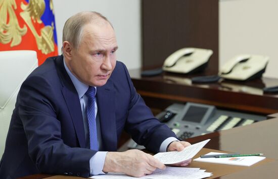 Президент Владимир Путин провел совещание "О текущем положении дел в экономике России и сфере финансов"
