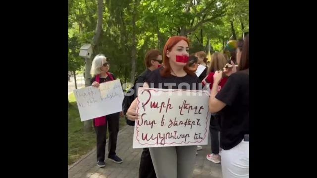 Женщины проводят молчаливую акцию в Ереване в поддержку участников протестов в Тавуше