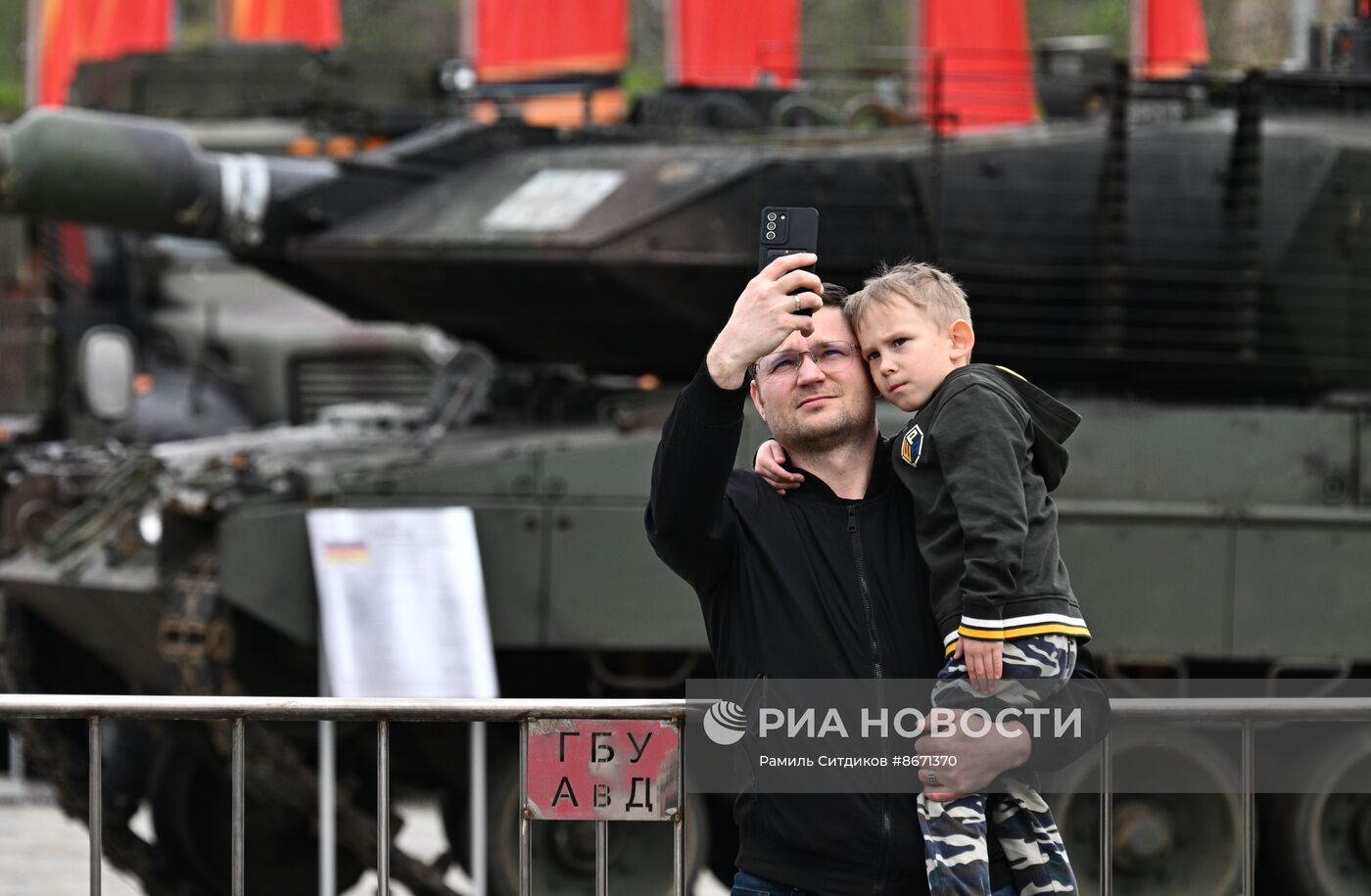 Подготовка к выставке трофейного вооружения и техники на Поклонной горе