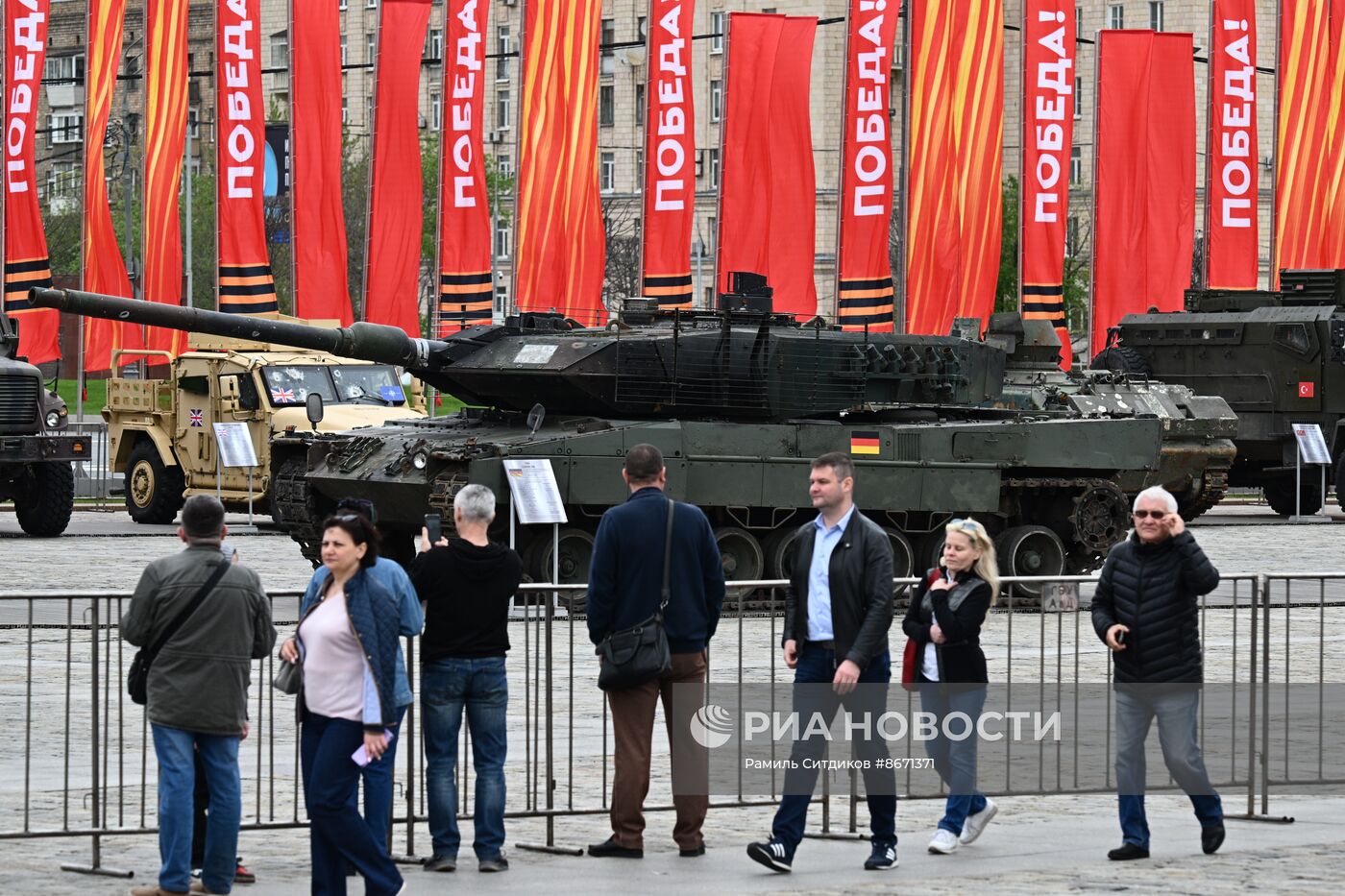 Подготовка к выставке трофейного вооружения и техники на Поклонной горе