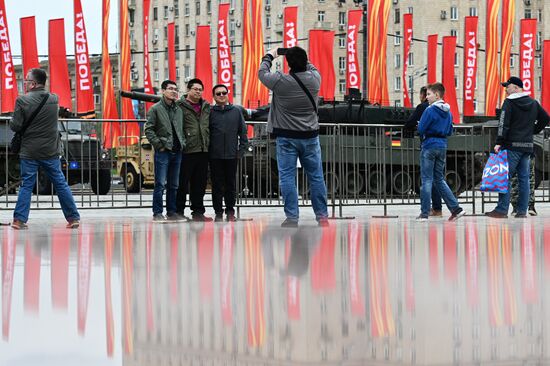 Подготовка к выставке трофейного вооружения и техники на Поклонной горе