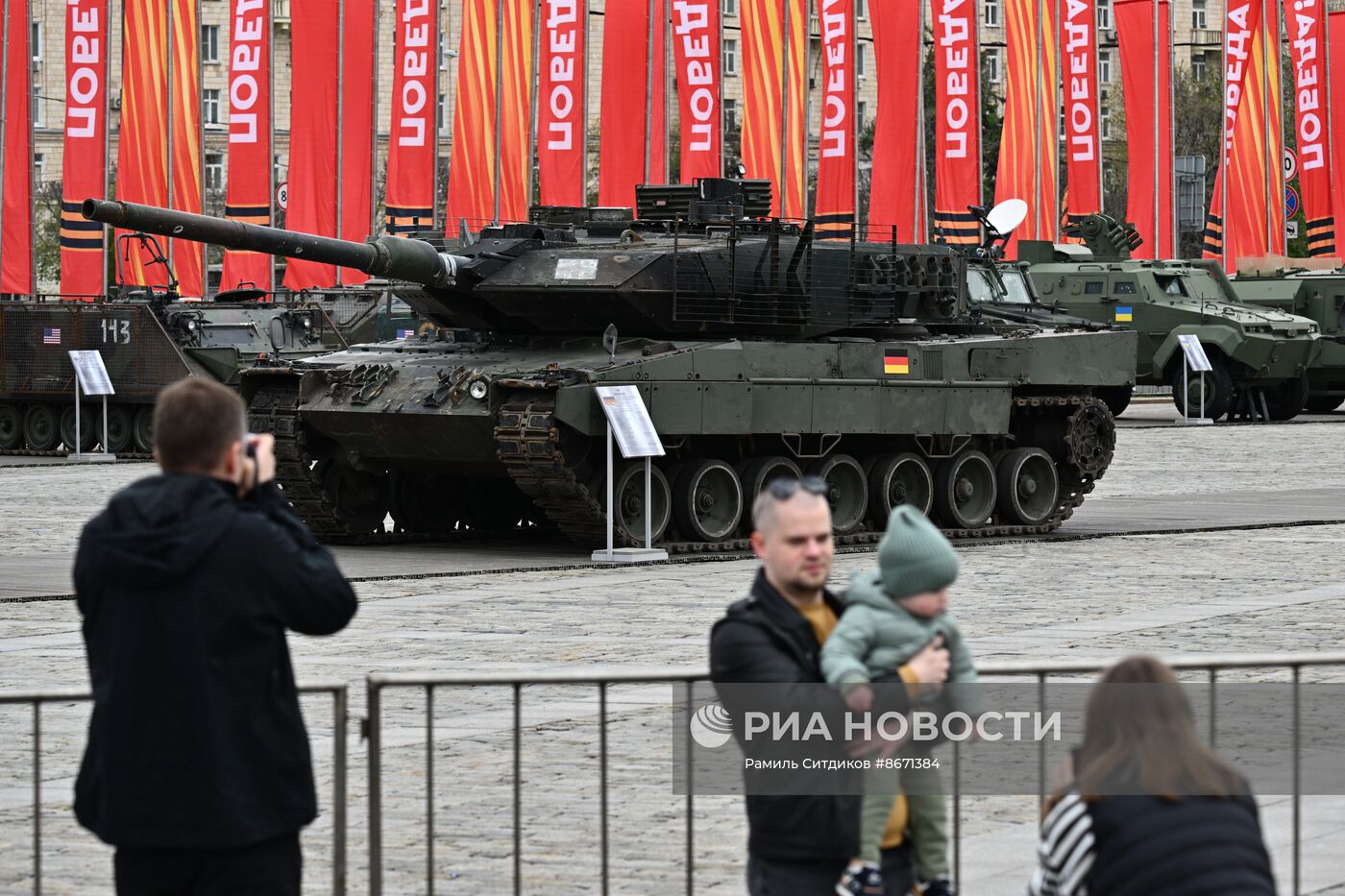 Подготовка к выставке трофейного вооружения и техники на Поклонной горе