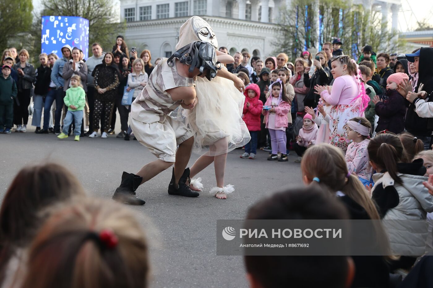 Выставка "Россия". Спектакль "Как Царь Петр чего-нибудь там"