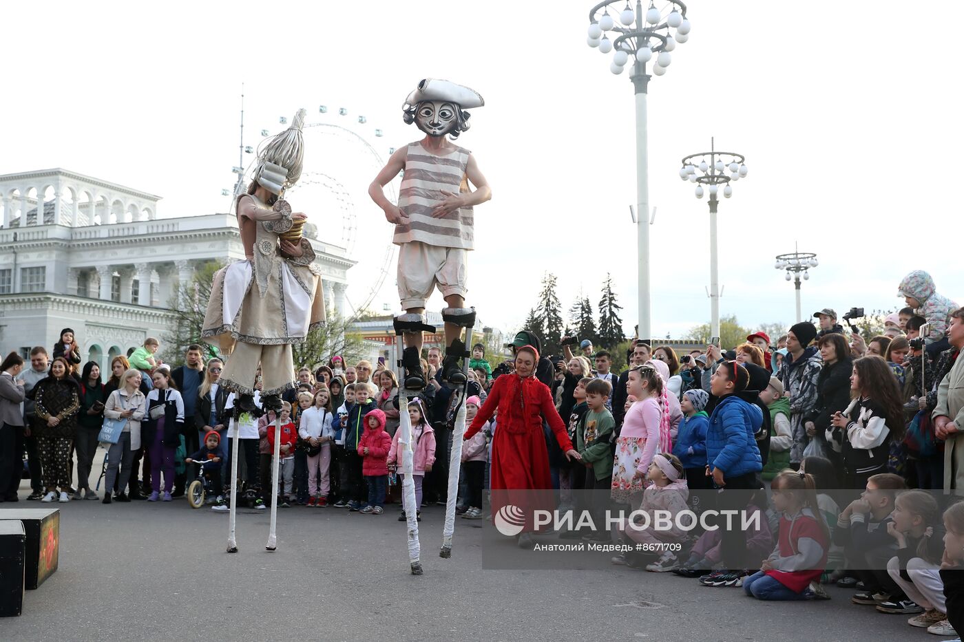 Выставка "Россия". Спектакль "Как Царь Петр чего-нибудь там"