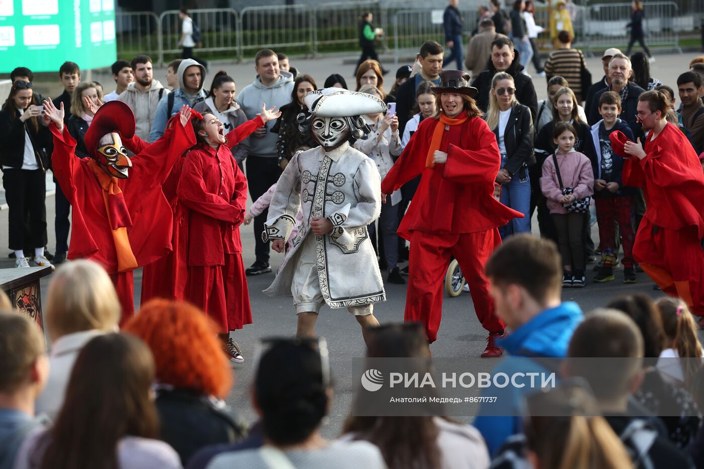 Выставка "Россия". Спектакль "Как Царь Петр чего-нибудь там"