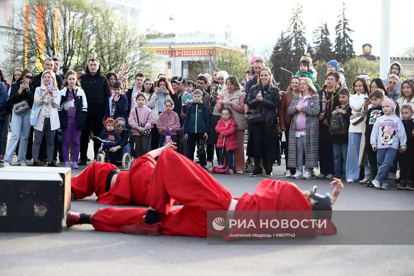 Выставка "Россия". Спектакль "Как Царь Петр чего-нибудь там"