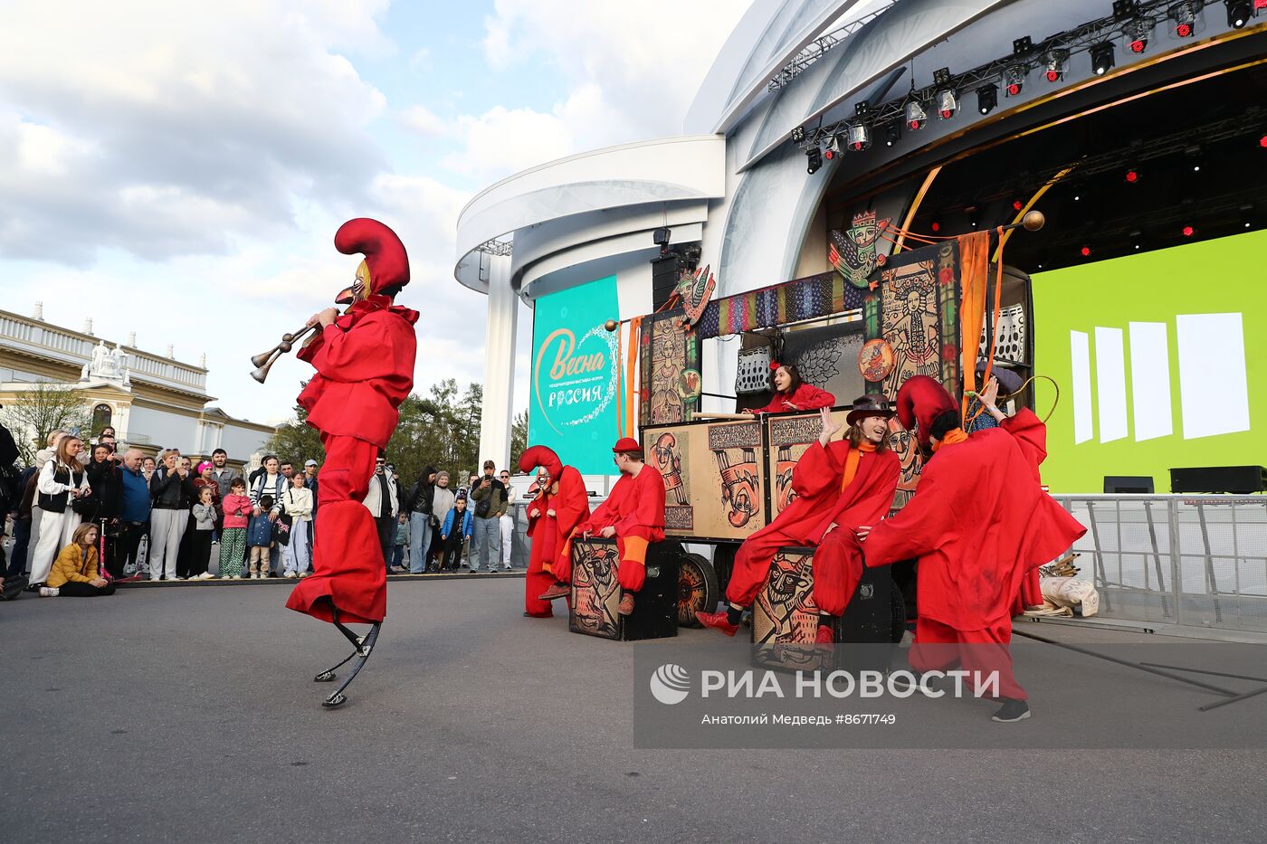 Выставка "Россия". Спектакль "Как Царь Петр чего-нибудь там"