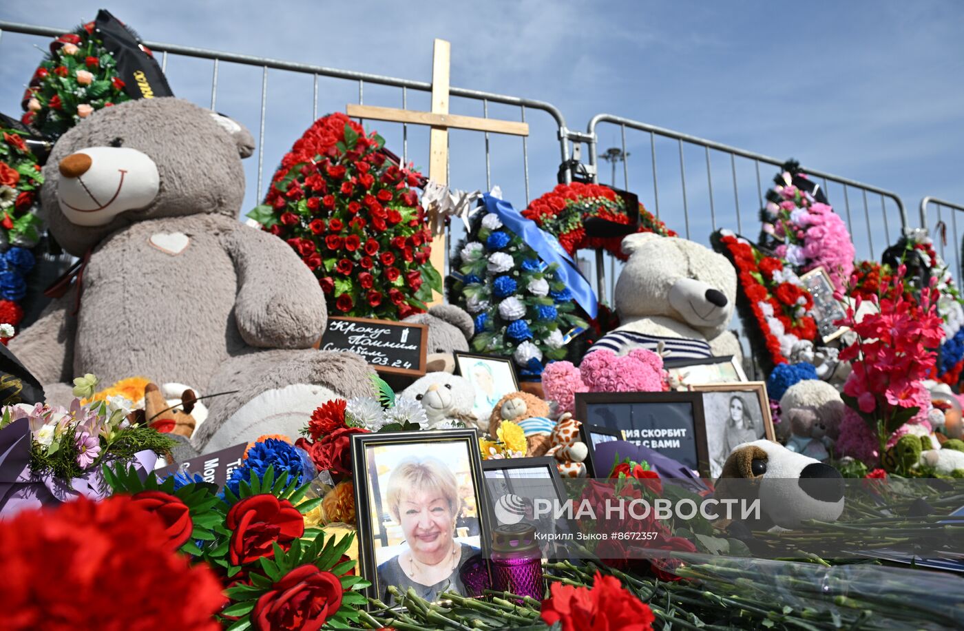 Панихида у "Крокус Сити Холл" по погибшим в результате теракта