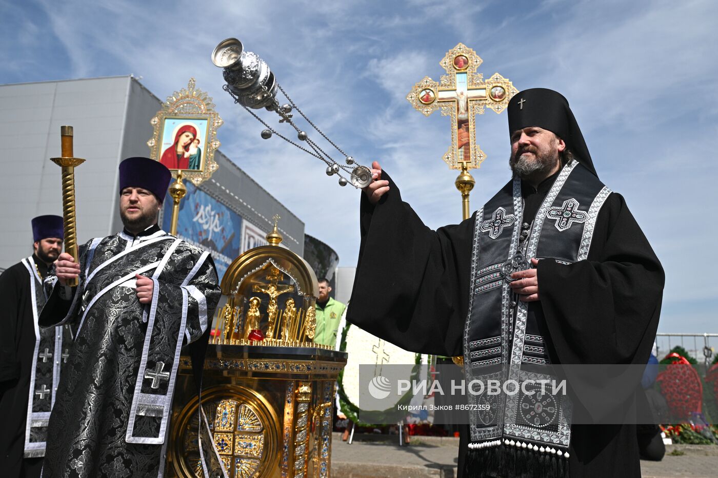 Панихида у "Крокус Сити Холл" по погибшим в результате теракта