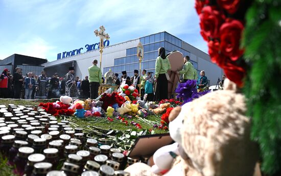 Панихида у "Крокус Сити Холл" по погибшим в результате теракта