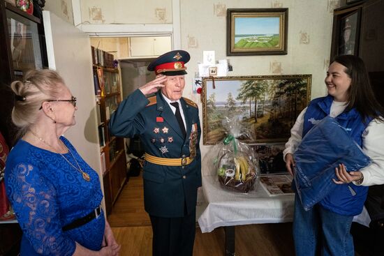 Поздравление ветеранов Великой Отечественной войны с Днём Победы