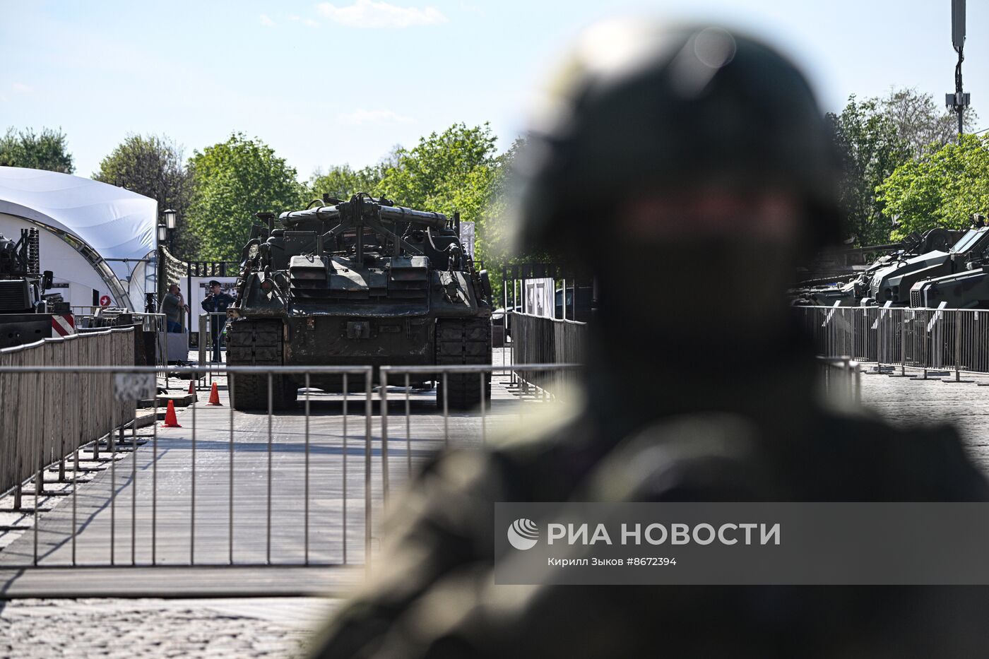 Подготовка к выставке трофейного вооружения и техники на Поклонной горе