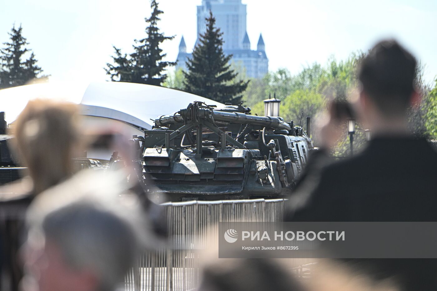 Подготовка к выставке трофейного вооружения и техники на Поклонной горе