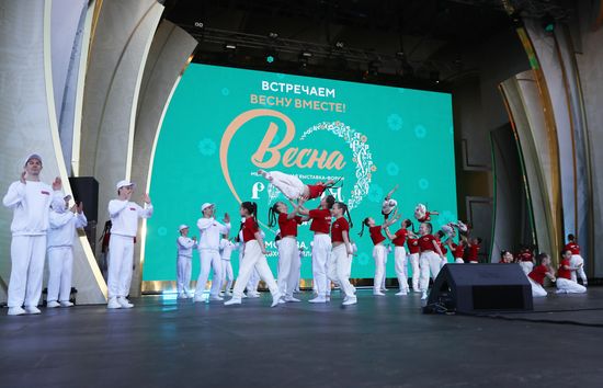Выставка "Россия". Шествие и флешмоб "Труд крут"