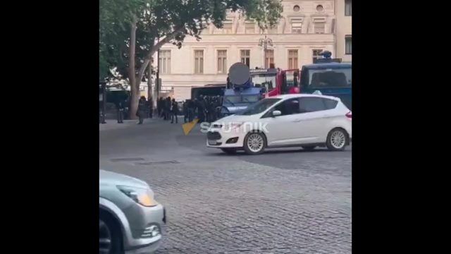 На Площади Свободы недалеко от здания парламента Грузии уже мобилизован спецназ и водометы
