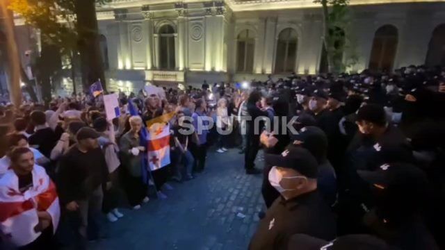 Обстановка у бокового входа в парламент Грузии