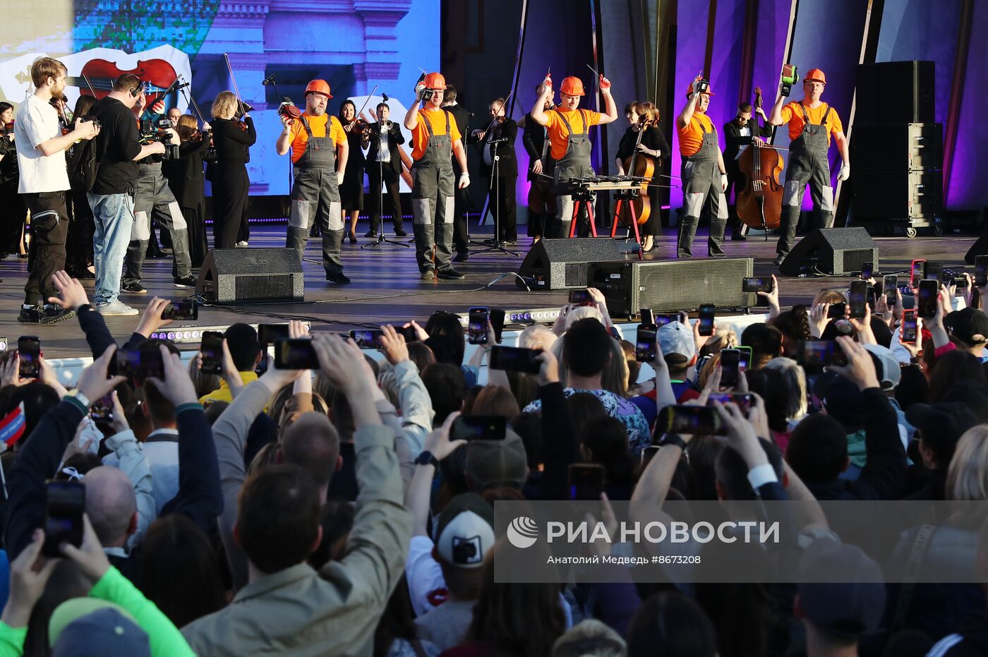 Выставка "Россия". Концерт "Мир. Труд. Май. Перезагрузка"