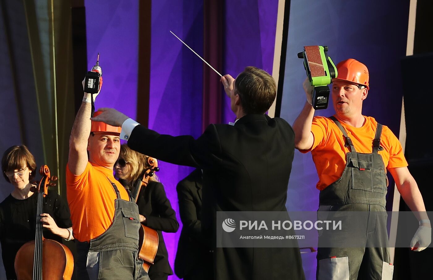 Выставка "Россия". Концерт "Мир. Труд. Май. Перезагрузка"