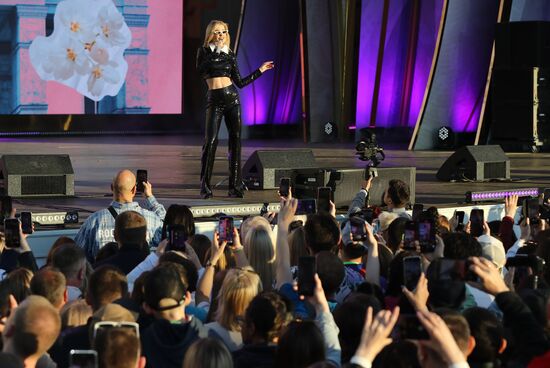 Выставка "Россия". Концерт "Мир. Труд. Май. Перезагрузка"