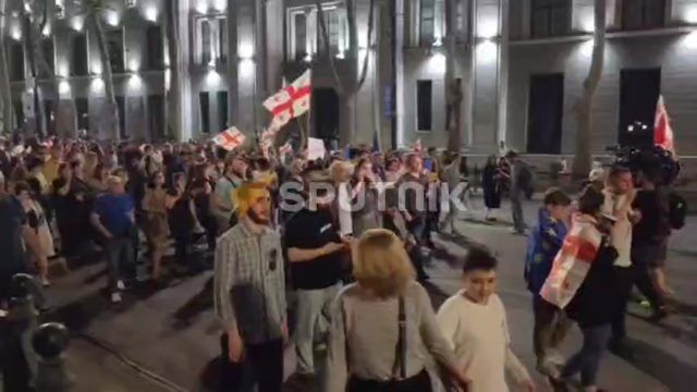 Протестующие в Тбилиси делятся на несколько групп и начинают шествие