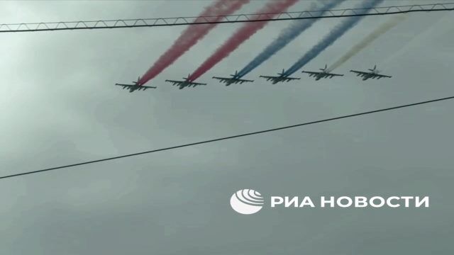 Подготовка к параду 9 мая: триколор в небе над Москвой 