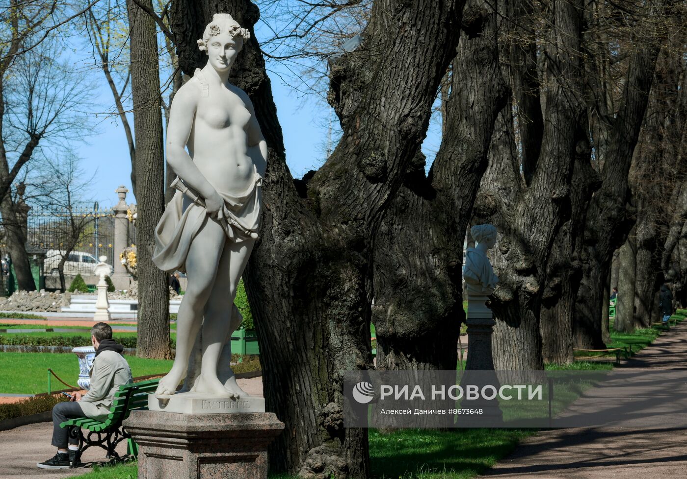 Открытие Летнего сада после весенней просушки в Санкт-Петербурге