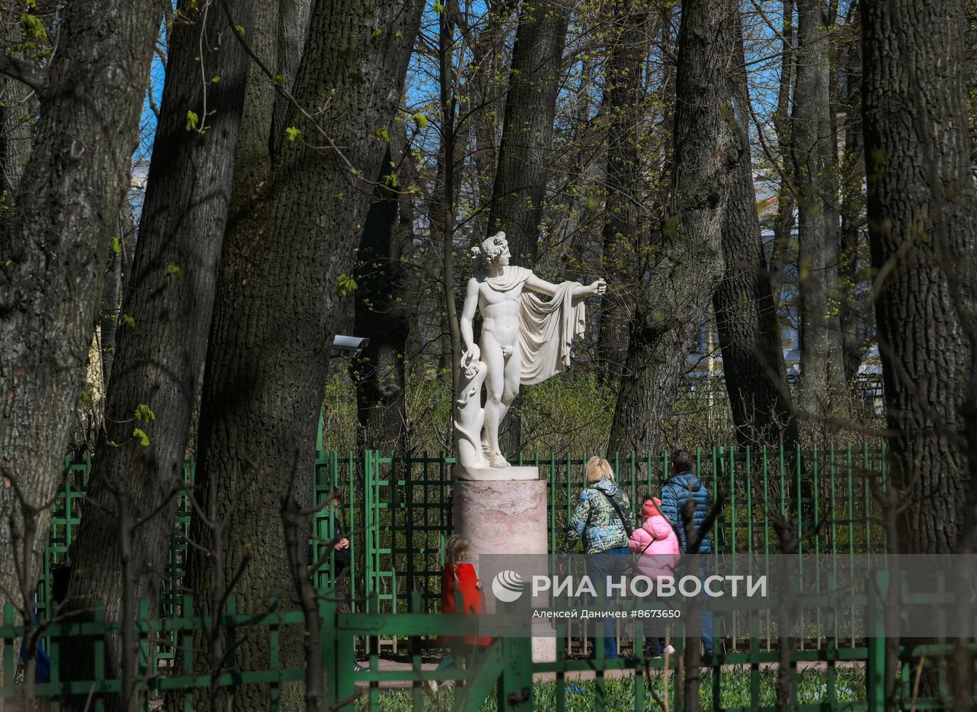 Открытие Летнего сада после весенней просушки в Санкт-Петербурге