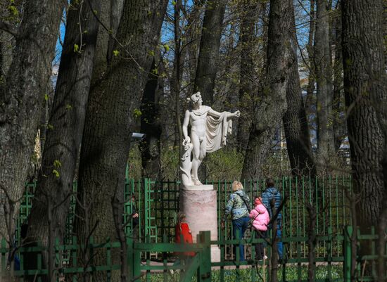 Открытие Летнего сада после весенней просушки в Санкт-Петербурге