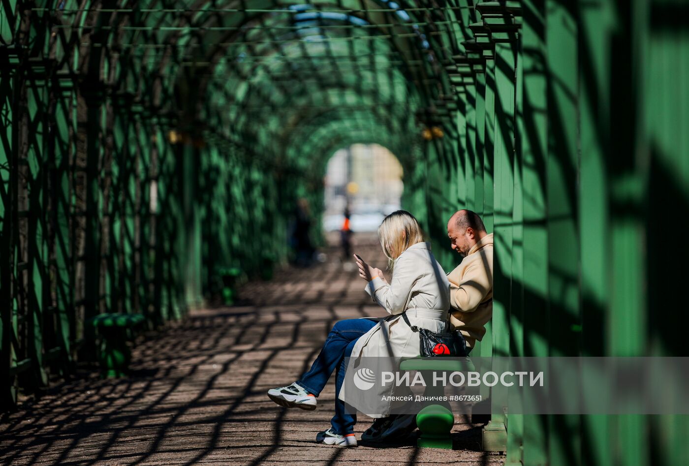 Открытие Летнего сада после весенней просушки в Санкт-Петербурге