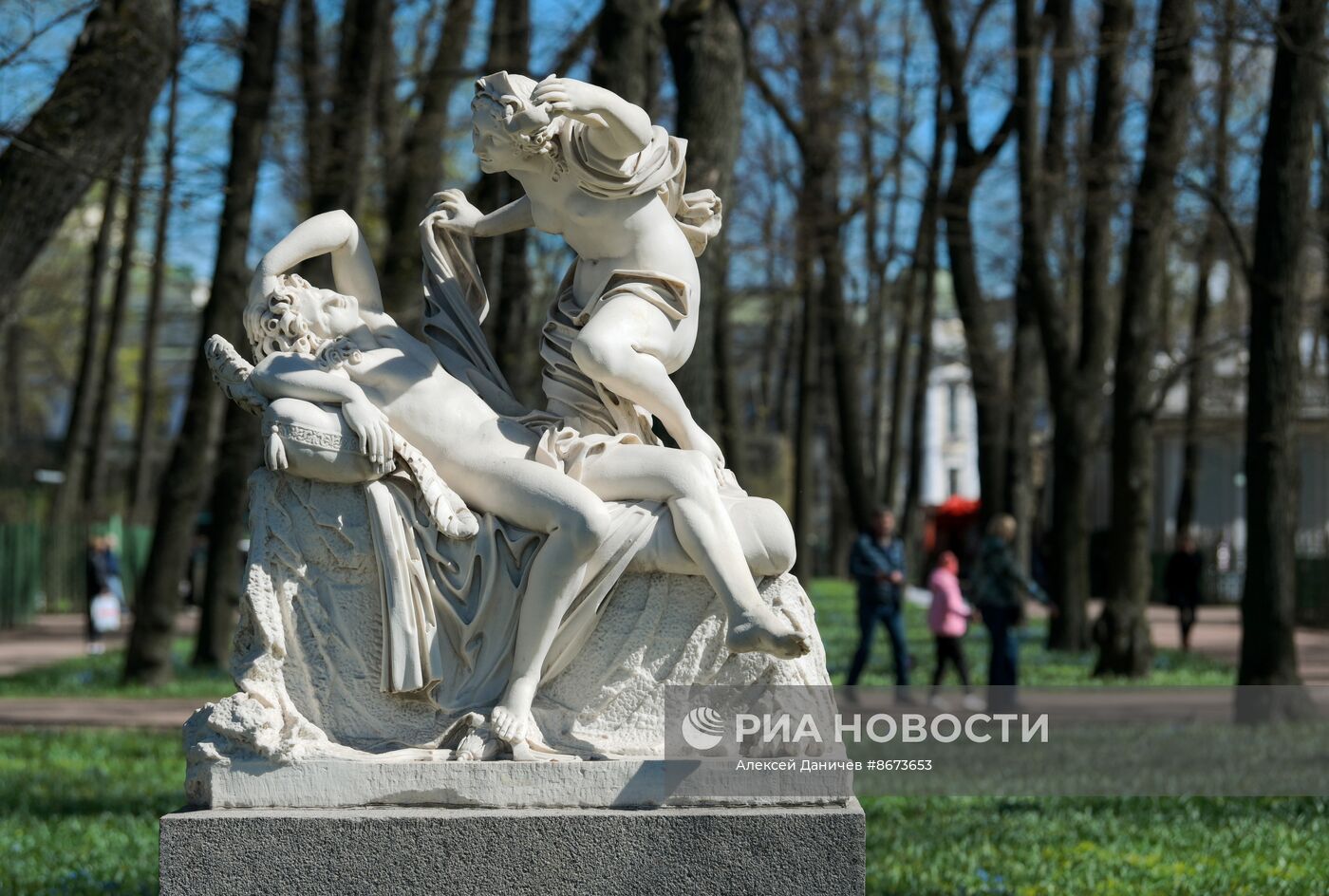 Открытие Летнего сада после весенней просушки в Санкт-Петербурге