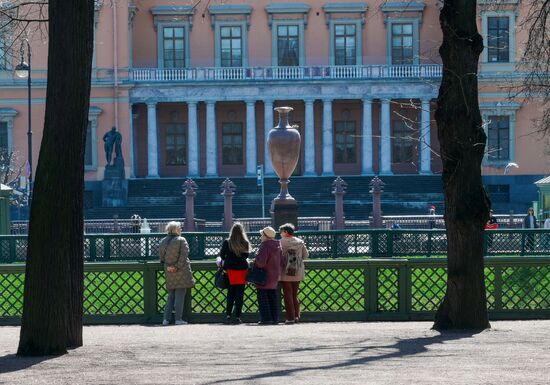 Открытие Летнего сада после весенней просушки в Санкт-Петербурге