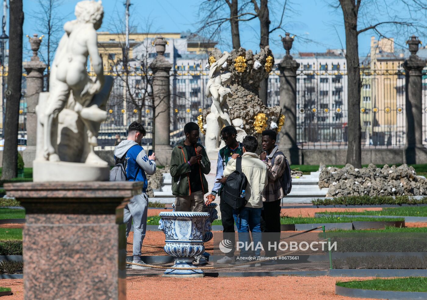 Открытие Летнего сада после весенней просушки в Санкт-Петербурге