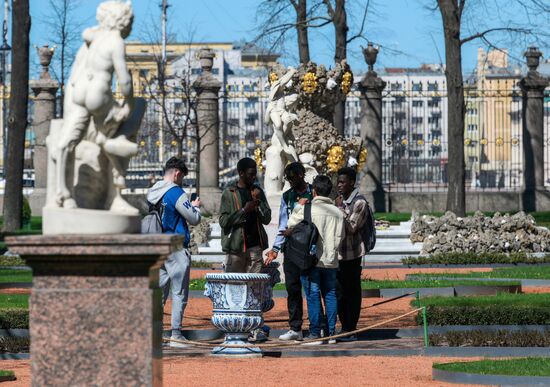 Открытие Летнего сада после весенней просушки в Санкт-Петербурге