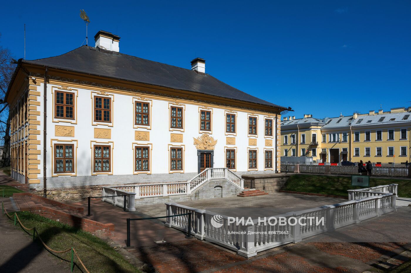 Открытие Летнего сада после весенней просушки в Санкт-Петербурге