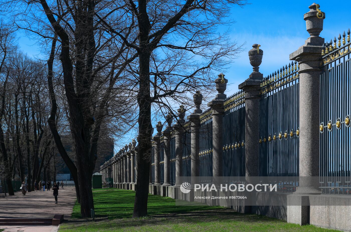 Открытие Летнего сада после весенней просушки в Санкт-Петербурге