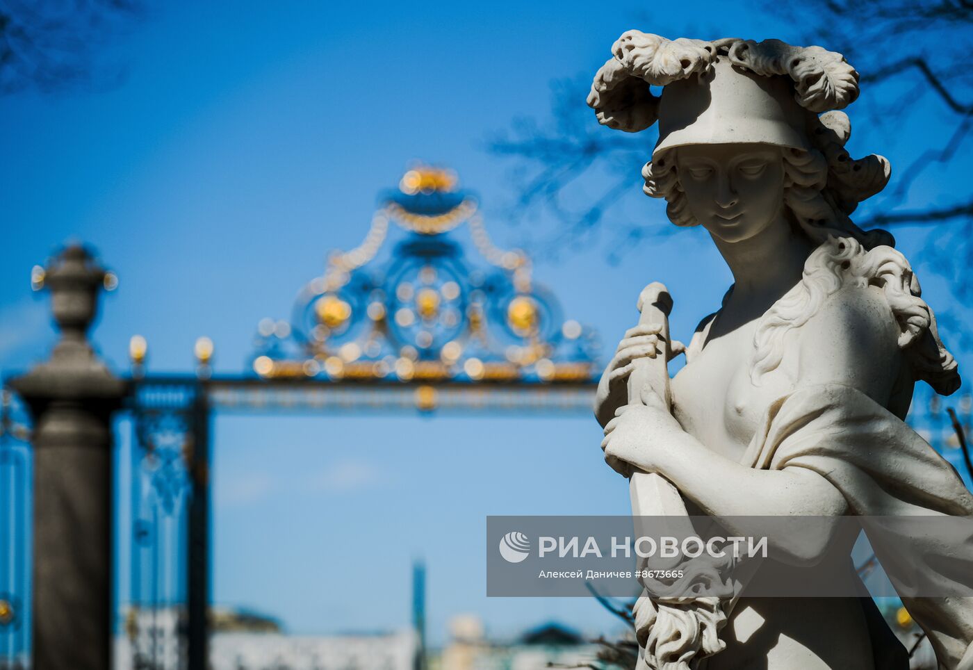 Открытие Летнего сада после весенней просушки в Санкт-Петербурге