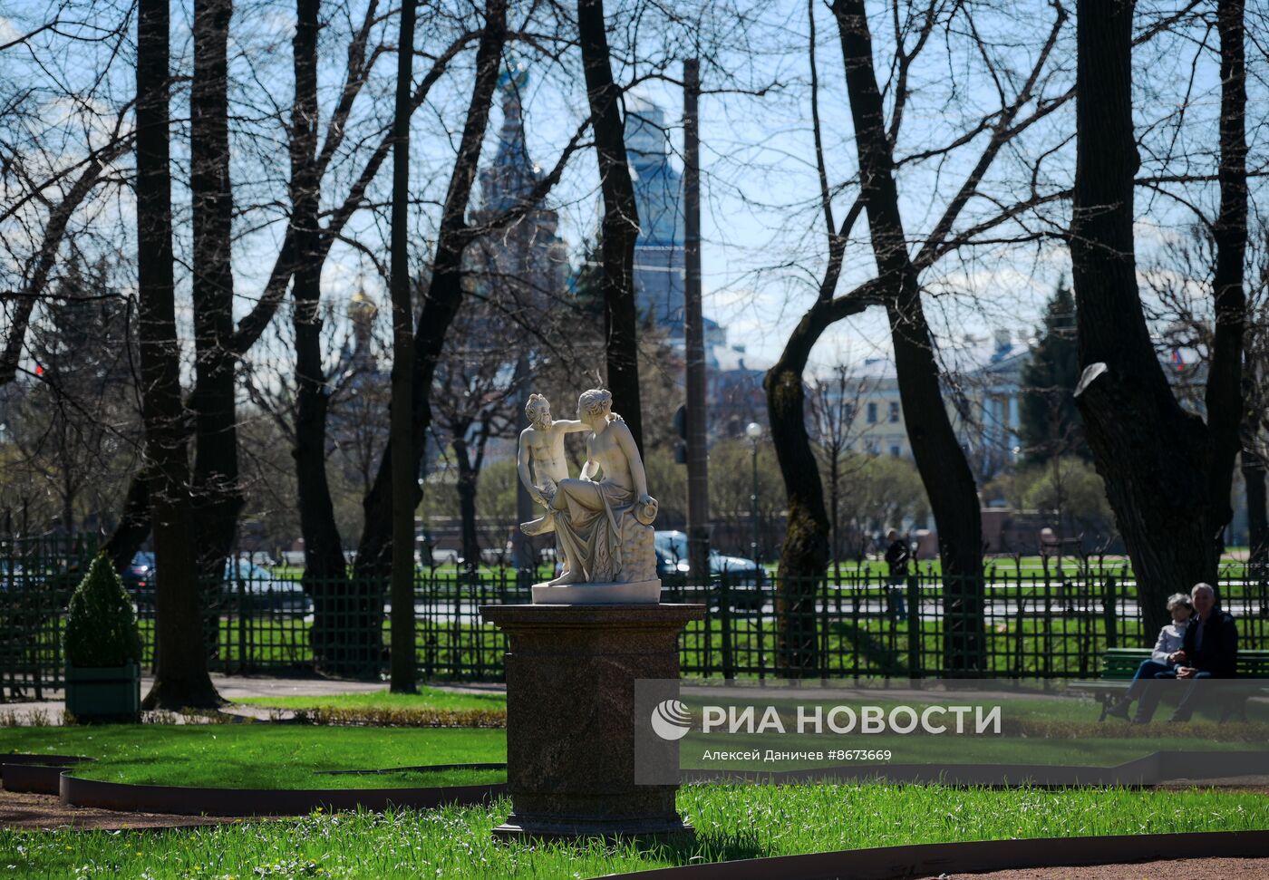 Открытие Летнего сада после весенней просушки в Санкт-Петербурге