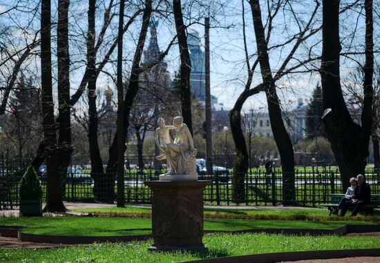 Открытие Летнего сада после весенней просушки в Санкт-Петербурге