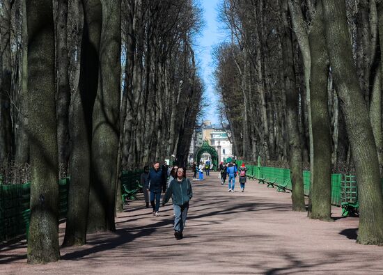 Открытие Летнего сада после весенней просушки в Санкт-Петербурге