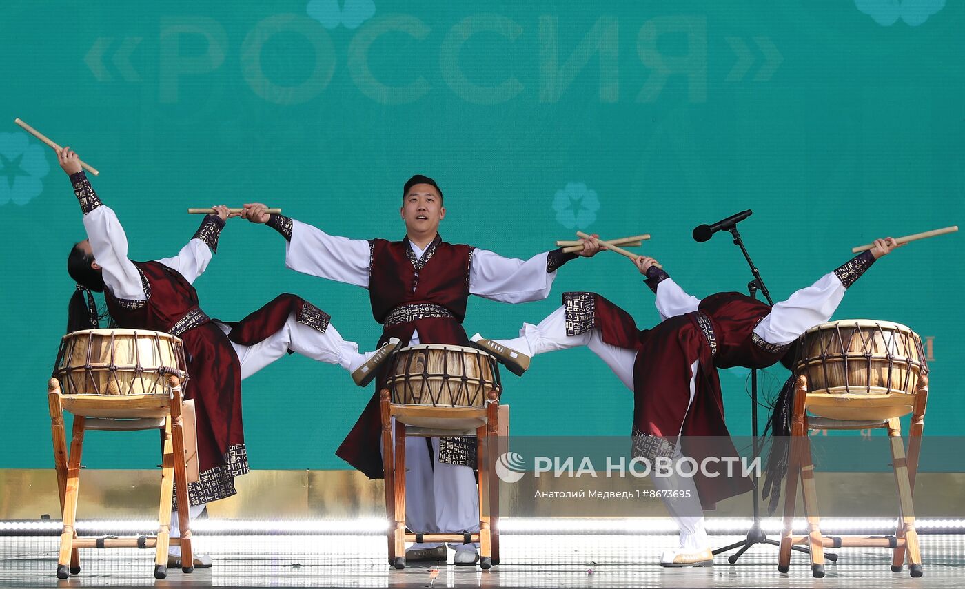 Выставка "Россия". Шоу-программа сахалинского ансамбля корейских барабанщиков "Ханыль" совместно с показательной программой спортивного клуба тхэквондо "Торнадо"