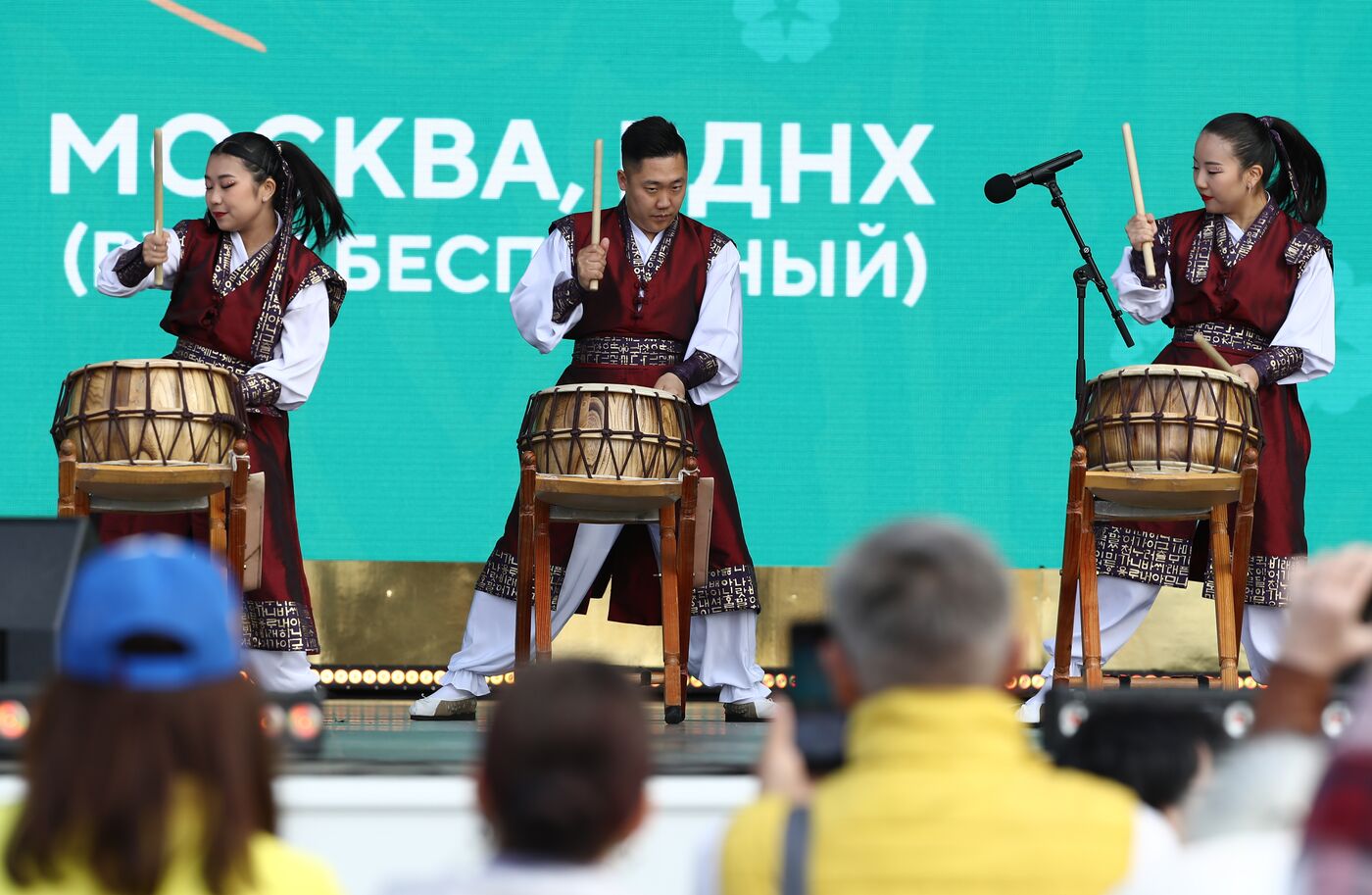 Выставка "Россия". Шоу-программа сахалинского ансамбля корейских барабанщиков "Ханыль" совместно с показательной программой спортивного клуба тхэквондо "Торнадо"