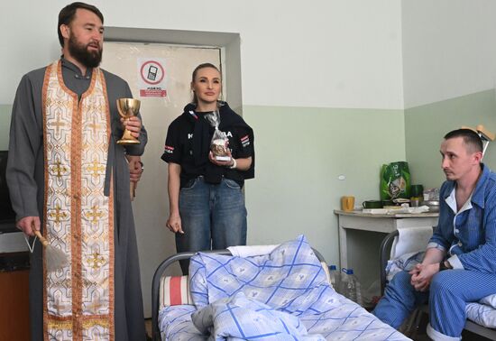 Передача пасхальных куличей  в госпитали и жителям прифронтовых районов ЛНР