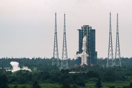 Запуск китайской ракеты-носителя "Чанчжэн-5 Y8" с лунным зондом "Чанъэ-6"