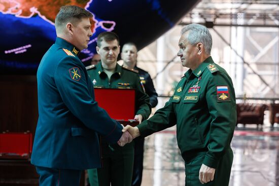 Глава Минобороны РФ С. Шойгу вручил медали отличившимся в участникам спецоперации