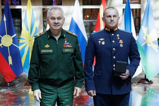 Глава Минобороны РФ С. Шойгу вручил медали отличившимся в участникам спецоперации