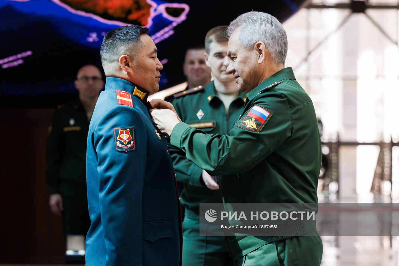 Глава Минобороны РФ С. Шойгу вручил медали отличившимся в участникам спецоперации