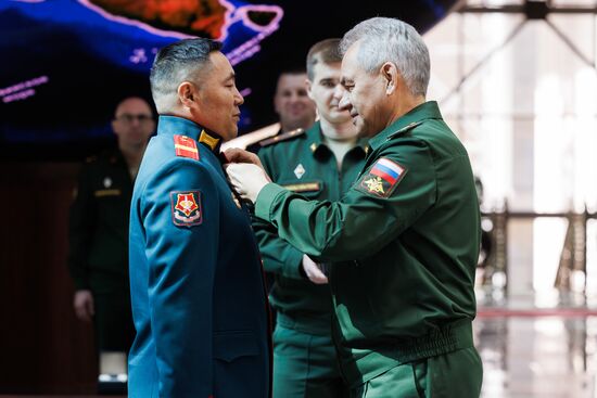 Глава Минобороны РФ С. Шойгу вручил медали отличившимся в участникам спецоперации
