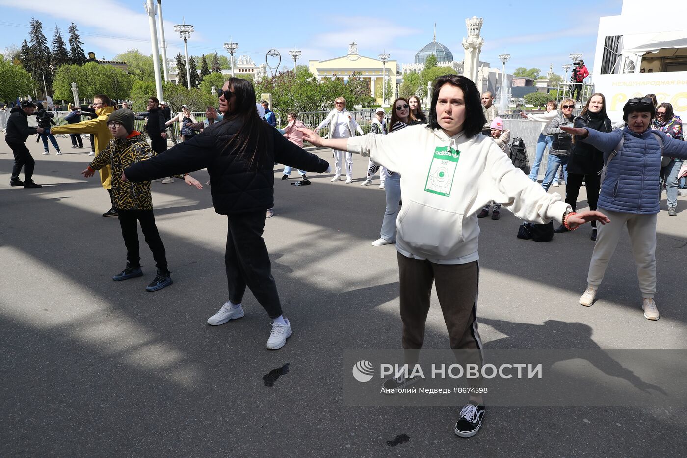 Выставка "Россия". Мастер спорта России по боксу Фёдор Чудинов провел зарядку