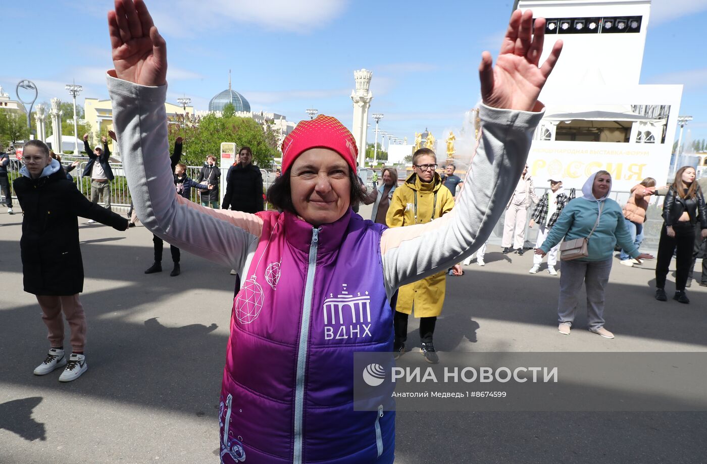 Выставка "Россия". Мастер спорта России по боксу Фёдор Чудинов провел зарядку